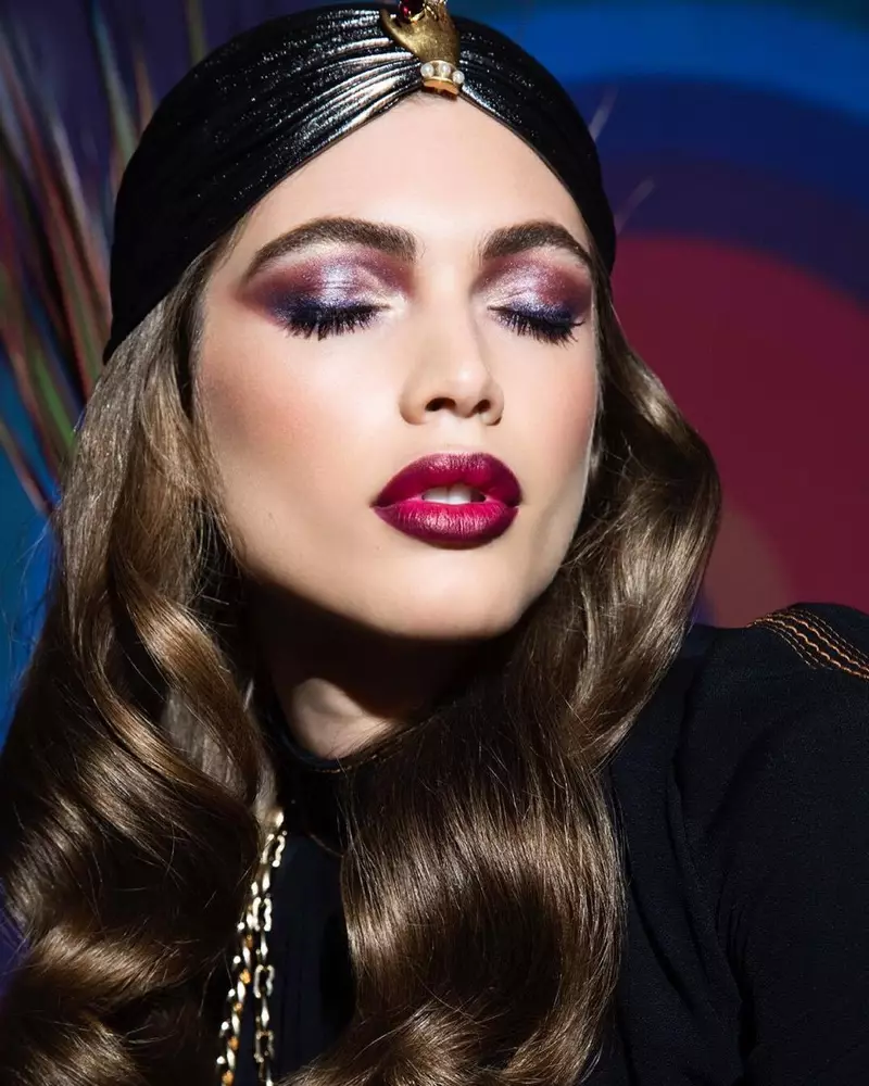 Menyalurkan tampilan riasan vamp, Valentina Sampaio tampil di depan Marc Jacobs Beauty