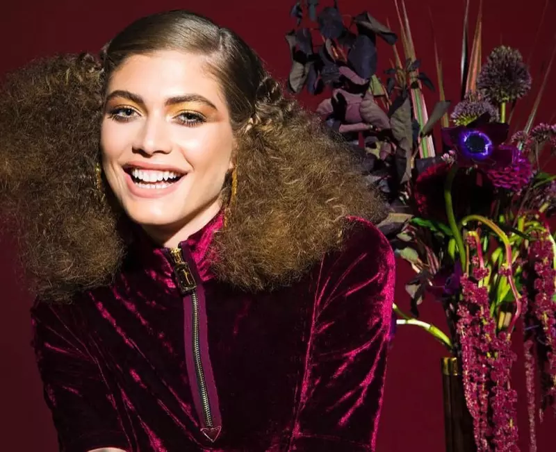 Valentina Sampaio visar ett leende och poserar för Marc Jacobs Beauty