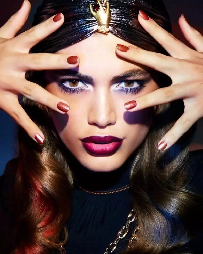 Valentina Sampaio posa para Marc Jacobs Beauty