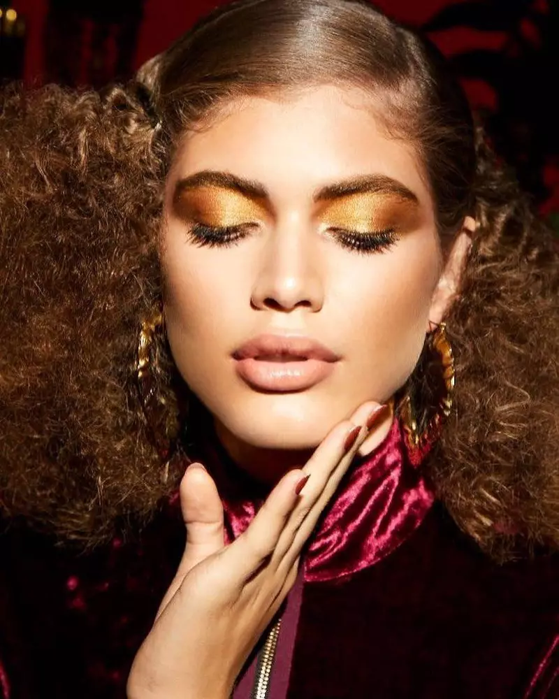 Sfoggiando un ombretto metallico, Valentina Sampaio posa per Marc Jacobs Beauty