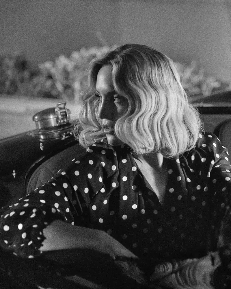 На черно-белой фотографии Кейт Хадсон одета в блузку Balenciaga в горошек.