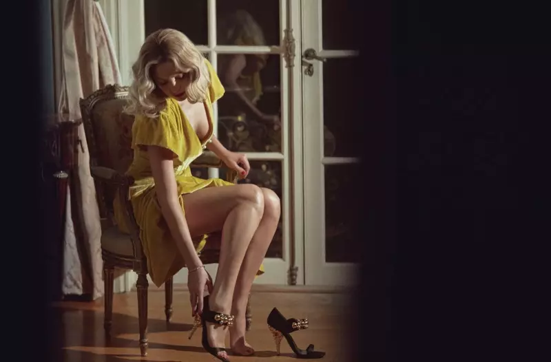 Кейт Хадсон щеголяет ножкой в платье Altuzzara, босоножках Prada и браслете Isabel Marant.