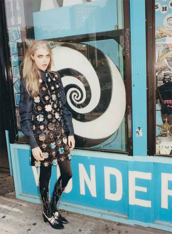 Cara Delevingne na-enyocha Coney Island maka Russh #47 nke Tung Walsh dere