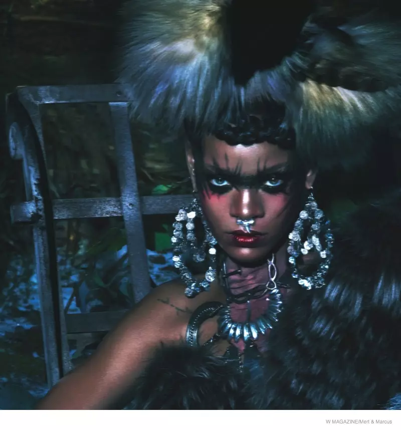 Rihanna Pos for W Magazine Rhifyn Medi 2014 in Fur