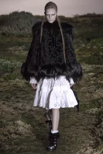 Alexander McQueen Caij nplooj zeeg/Lub caij ntuj no 2014 | Paris Fashion Week