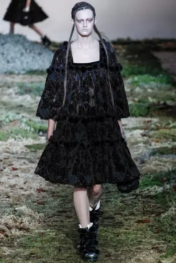 Alexander McQueen Fall/Winter 2014 | Wiki ya Mitindo ya Paris