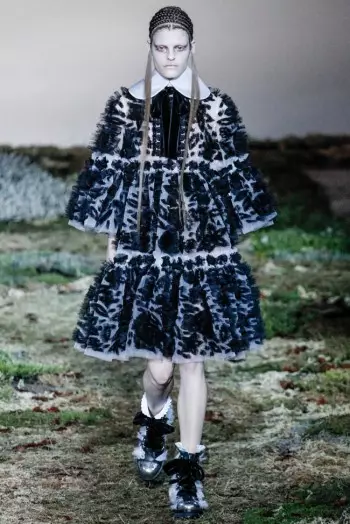 Alexander McQueen Fall/Winter 2014 | පැරිස් විලාසිතා සතිය