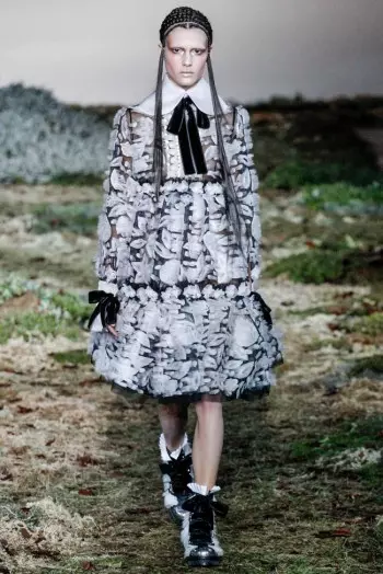 Alexander McQueen Fall/Winter 2014 | පැරිස් විලාසිතා සතිය