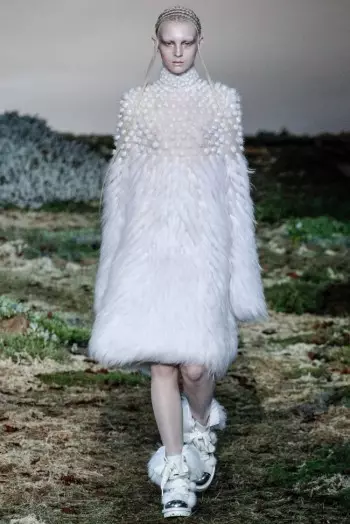 Alexander McQueen Fall/Winter 2014 | Paris Fashion Week