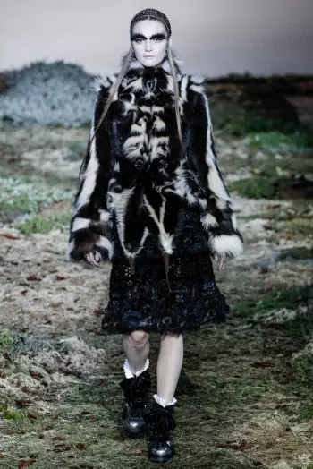 Alexander McQueen Fall/Winter 2014 | ပဲရစ်ဖက်ရှင်ရက်သတ္တပတ်