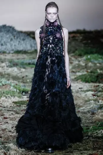 Alexander McQueen Fall/Winter 2014 | ပဲရစ်ဖက်ရှင်ရက်သတ္တပတ်