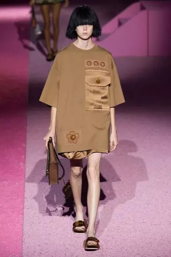 Marc Jacobs hace que los uniformes sean geniales para la primavera de 2015