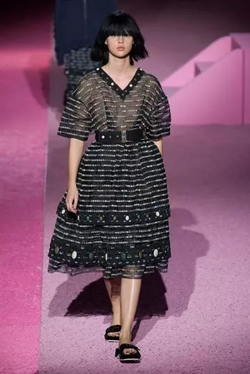 Marc Jacobs สร้างชุดยูนิฟอร์มให้เท่สำหรับฤดูใบไม้ผลิปี 2015