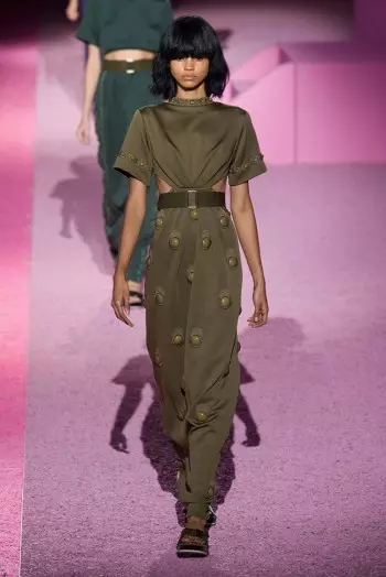 Marc Jacobs 2015-ci ilin Baharı üçün geyimləri sərinləşdirir