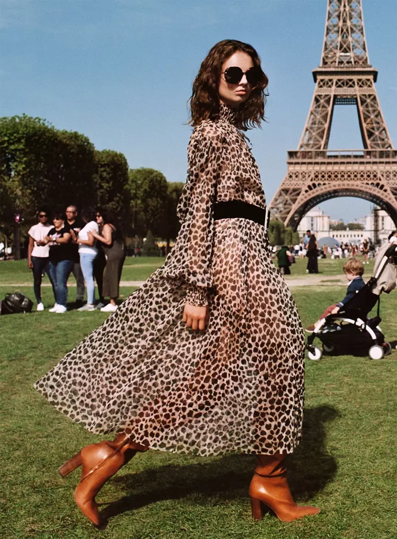 Giselle Norman gimodelo ang Zara animal print nga sinina, sa ibabaw sa tuhod nga panit nga botas ug tortoiseshell sunglasses