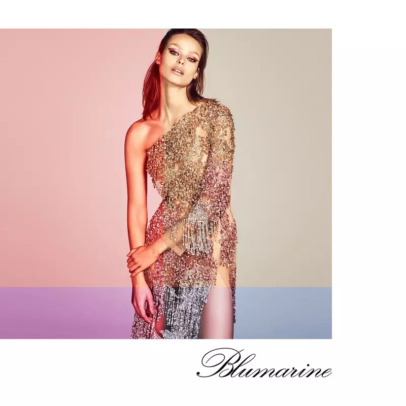 Model Birgit Koss, Blumarine 2019-njy ýylyň ýaz-tomus kampaniýasy üçin hrustal bezelen köýnek geýýär