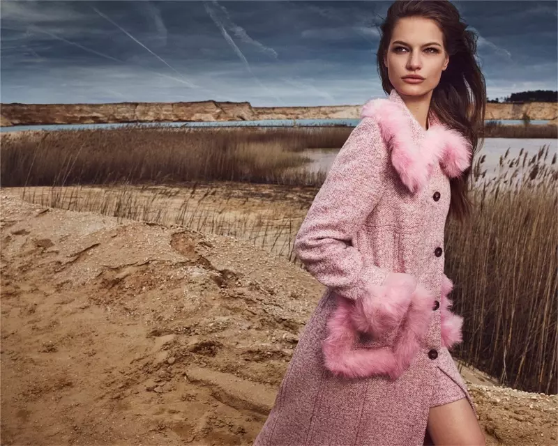 Vestida de rosa, Faretta lidera a campaña outono-inverno 2018 de Blumarine