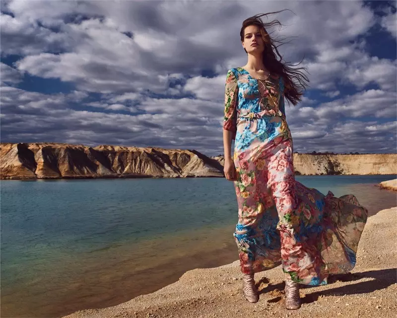 Faretta modela un vestido estampado floral na campaña outono-inverno 2018 de Blumarine