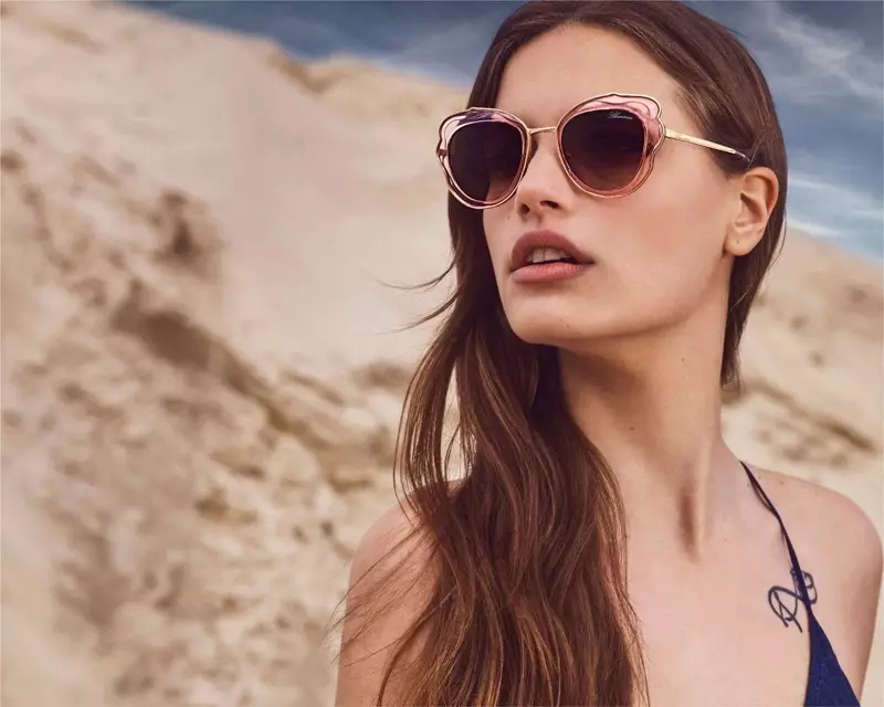 Faretta modella gli occhiali da sole per la campagna autunno inverno 2018 di Blumarine