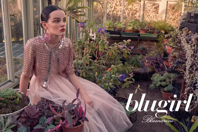Pozirajući u ružičastom, Charlotte Folkman pojavljuje se u Blugirl kampanji proljeće-ljeto 2018.