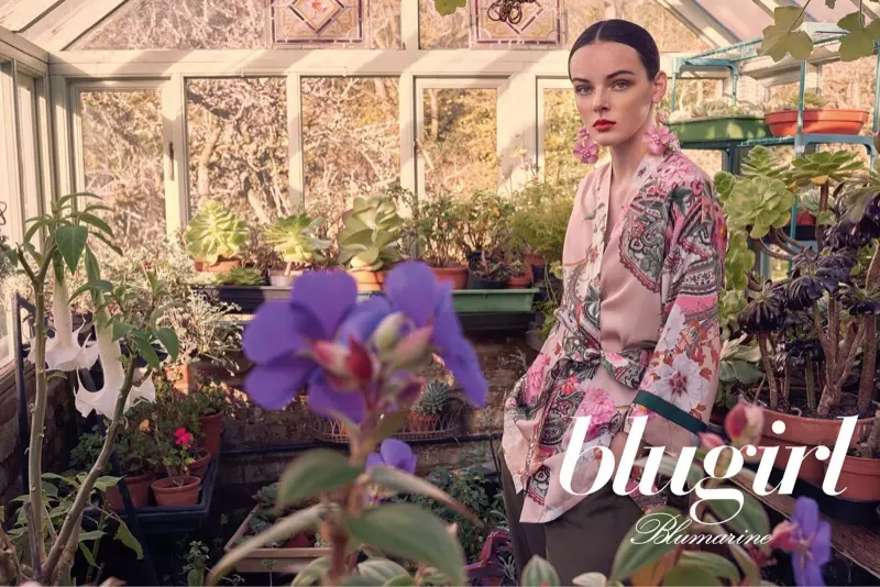 Okružena cvijećem, Charlotte Folkman predvodi Blugirlovu kampanju proljeće-ljeto 2018.