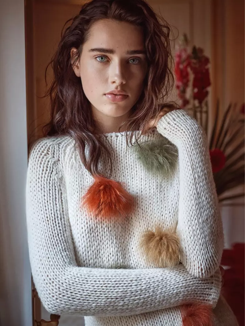 Robin Van Halteren draagt pluizige trui in Blugirl's herfst-winter 2017 campagne