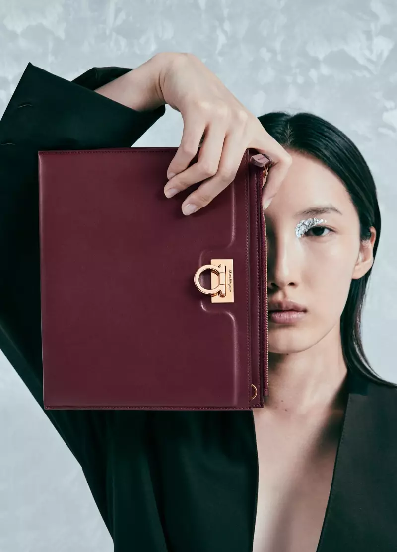 模特 Songhwa Oh 在 Salvatore Ferragamo 2019 假日系列廣告大片中獲得特寫