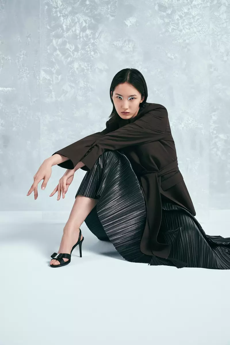 Songhwa Oh manoloana ny fampielezan-kevitra Salvatore Ferragamo Holiday 2019