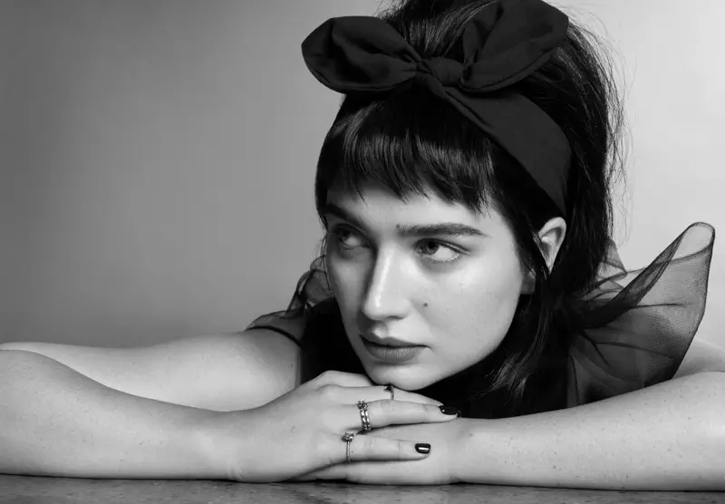 Eve Hewson Prada ruhában és Eva Fehren gyűrűiben pózol