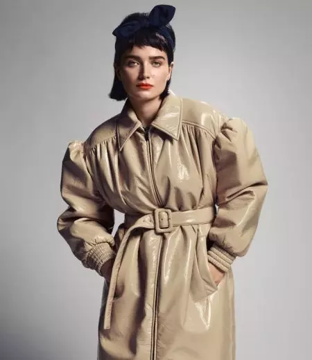 Eve Hewson pose dans des looks élégants pour Story + Rain