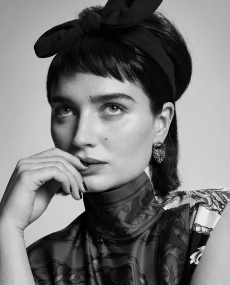 Nag-pose si Eve Hewson sa Elegant Looks for Story + Rain