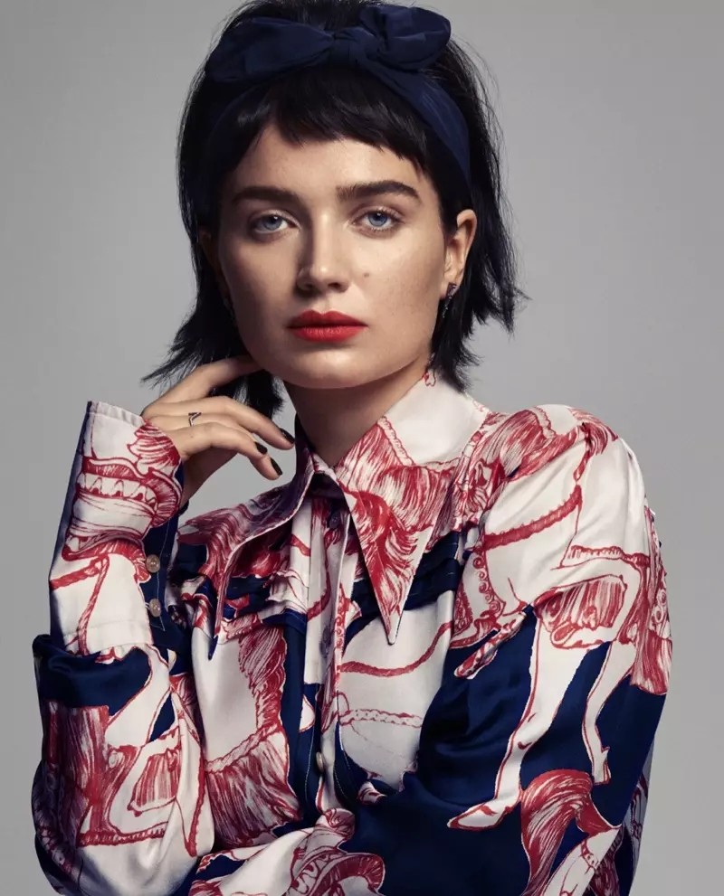 Wêne ji hêla Michael Schwartz ve hatî kişandin, Eve Hewson kirasê Gucci bi zêrên Eva Fehren li xwe dike.