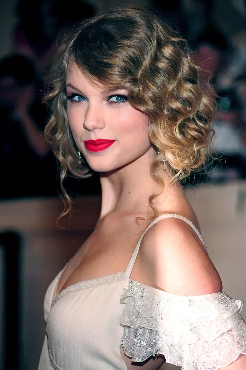 Tamin'ny taona 2010, nanao lokomena mena i Taylor Swift tamin'ny Met Gala tao New York City. Sary: Everett Collection/Shutterstock.com
