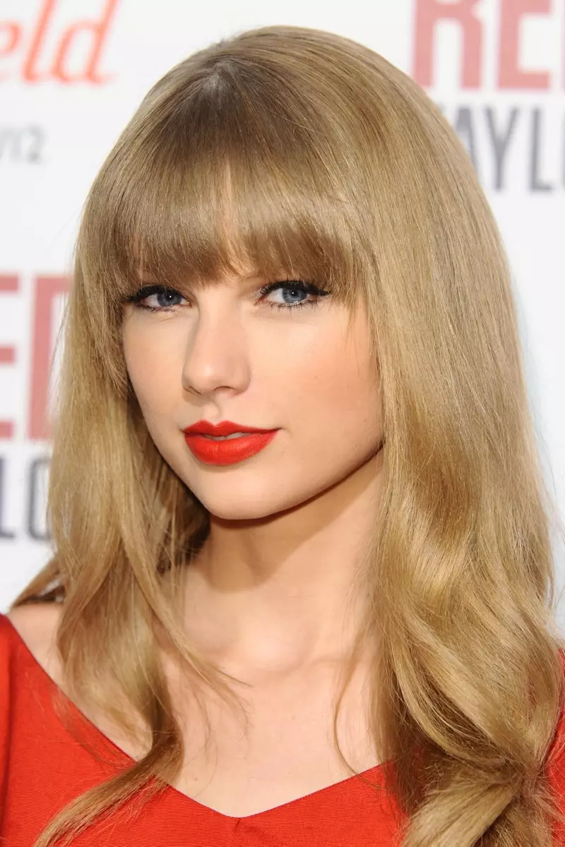 Taylor Swift tany Londres tamin'ny 2012 miaraka amin'ny molotra mena midorehitra. Sary: Featureflash/Shutterstock.com