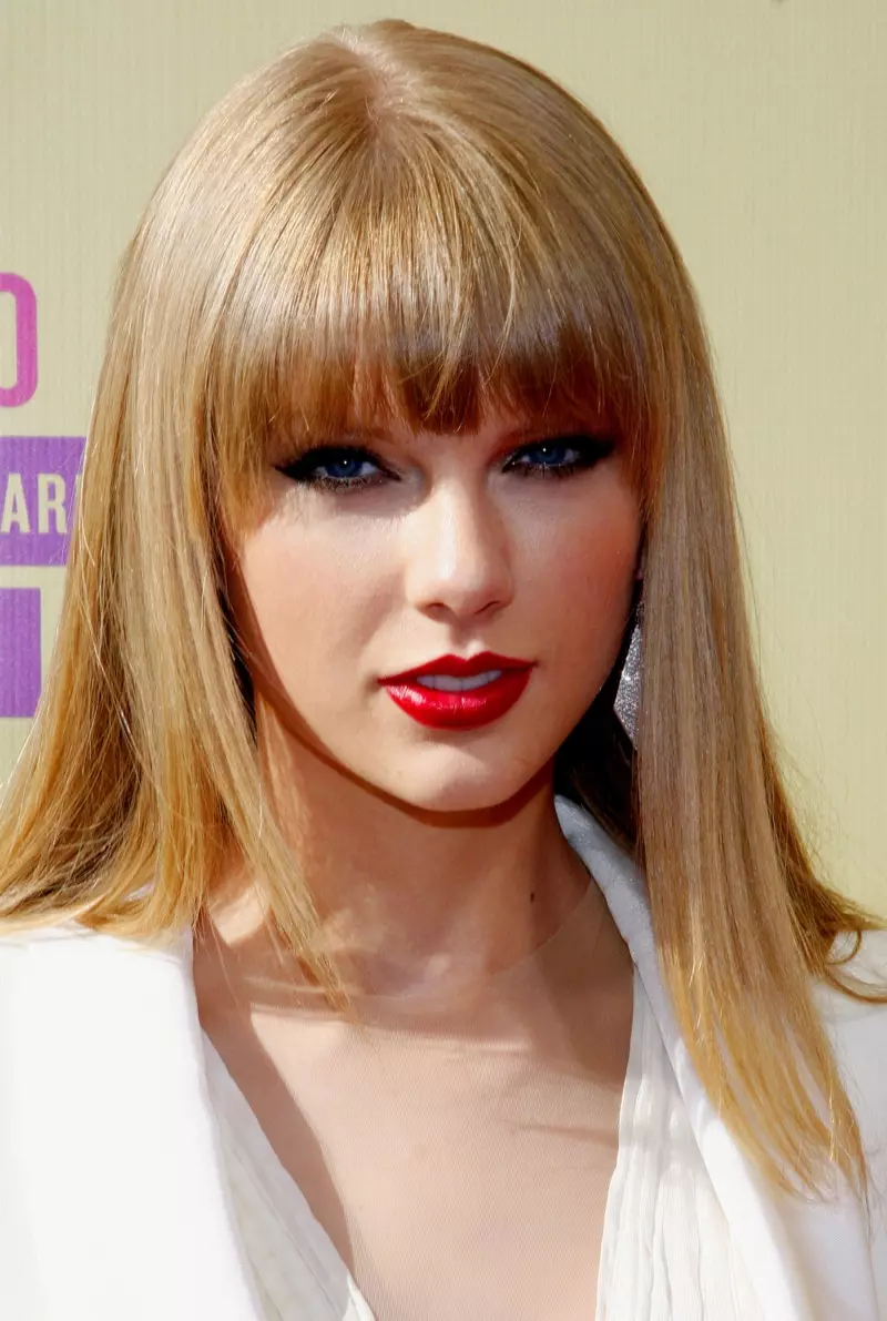 Taylor Swift dia nanao lokomena mena tamin'ny MTV Music Video Awards tamin'ny 2012 niaraka tamin'ny bangs blunt. Sary: Tinseltown / Shutterstock.com
