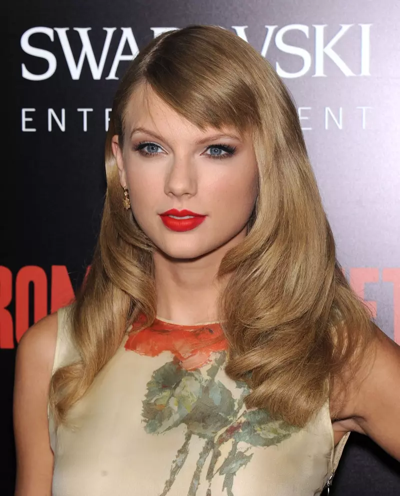 Taylor Swift niaraka tamin'ny lokomena mena ara-panatanjahantena lava volo tamin'ny voalohany tamin'ny 'Romeo & Juliet' tamin'ny 2013. Sary: DFree/Shutterstock.com