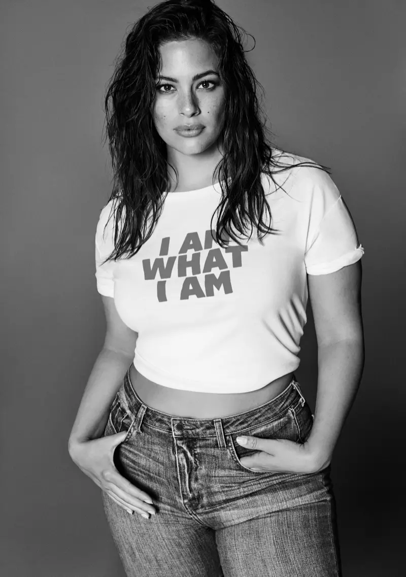 Ashley Graham berpose di kaos I Am What I Am from Mango