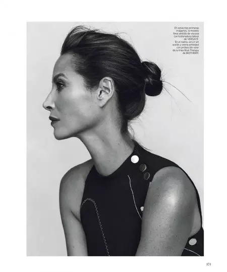 Christy Turlington İspaniyanın Harper's Bazaar-da zəriflikdən kənar görünür