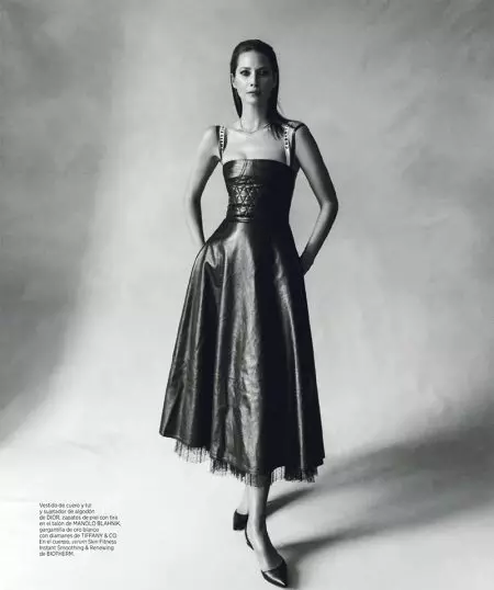 Christy Turlington Wulẹ Kọja yangan ni Harper ká Bazaar Spain