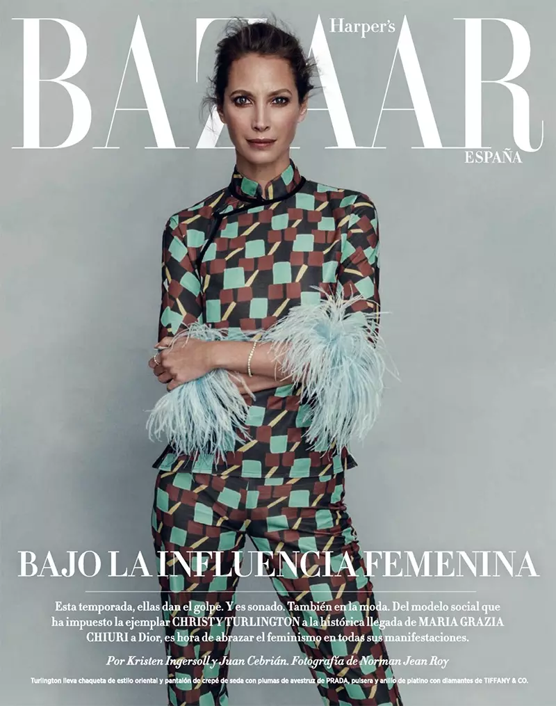 Supermodel Christy Turlington draagt een shirt en broek met Prada-print