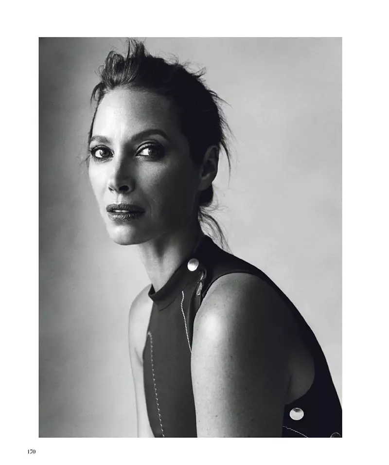 Christy Turlington draagt rommelig opgestoken kapsel