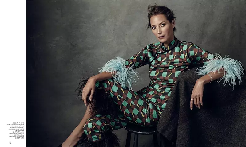 Christy Turlington lítur út fyrir að vera glæsilegur í Harper's Bazaar á Spáni