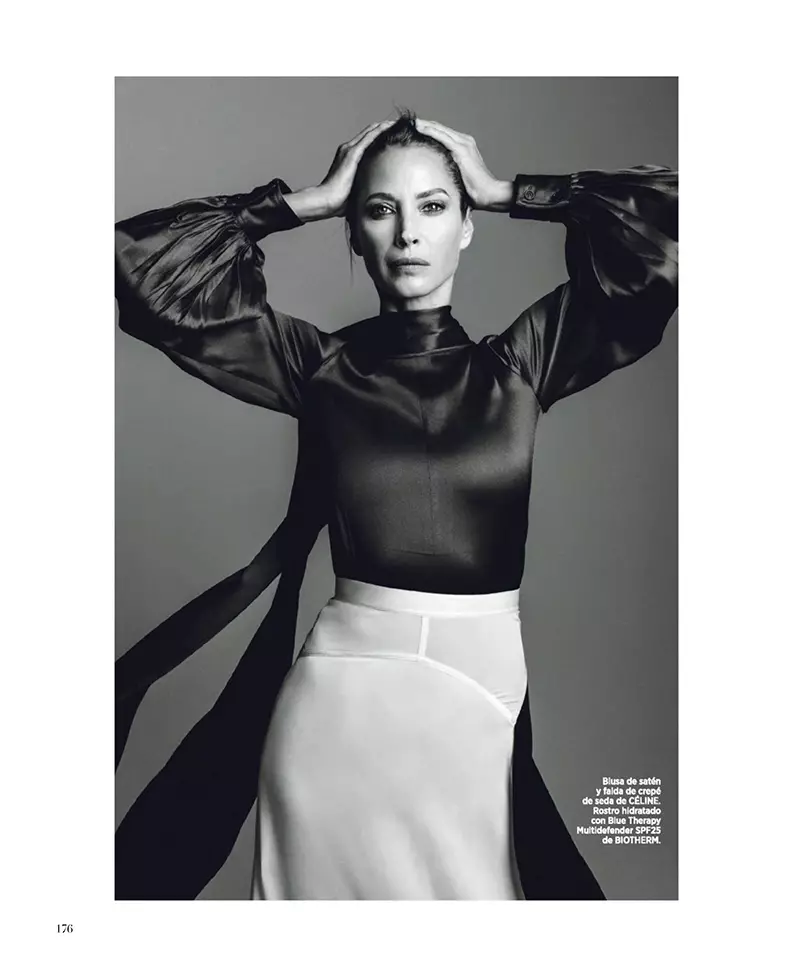 Supermodelo Christy Turlington portas Celine bluzon kaj jupon