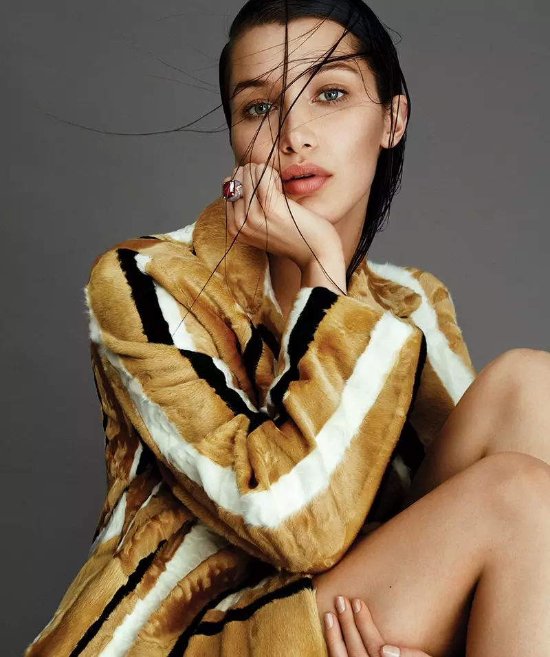 Bella Hadid modellerer en Prada-stripete jakke med Bulgari-ring