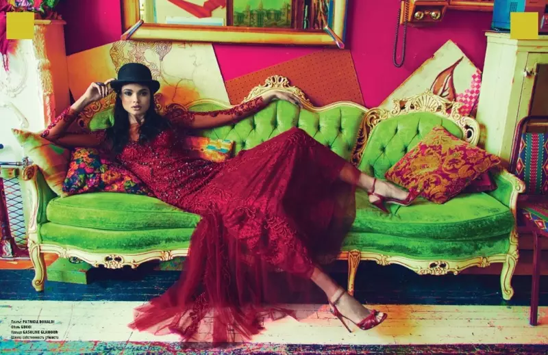 Odmarajući se na kauču, Daniela Braga nosi ukrašenu haljinu Patricia Bonaldi