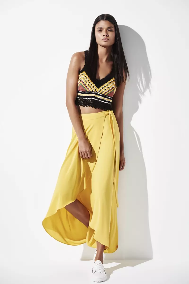 Daniela Braga modeluje pletený crop top so žltou maxi sukňou