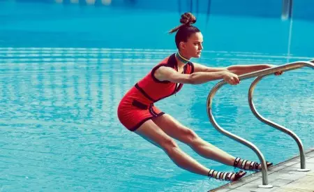 Barbara Fialho porte la mode au bord de la piscine pour ELLE Brésil