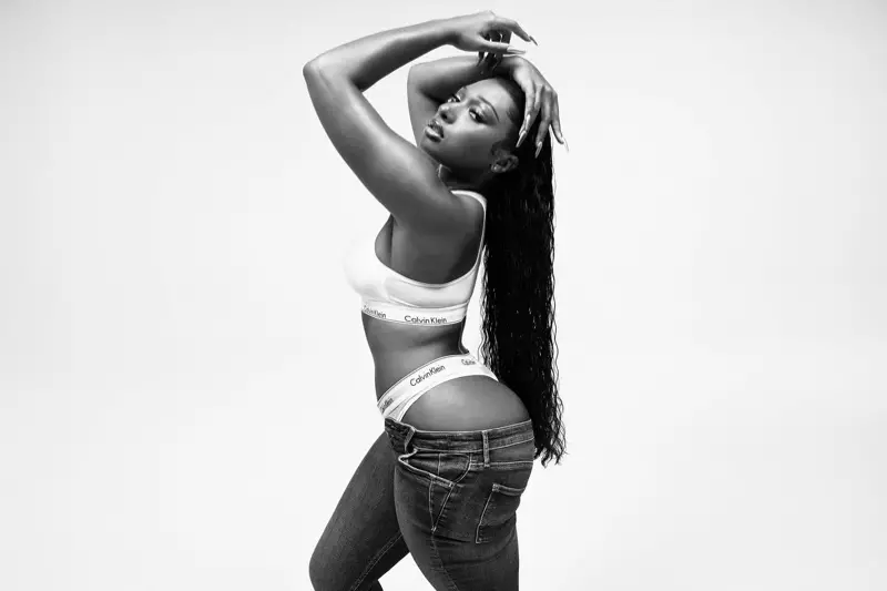 說唱歌手 Megan Thee Stallion 為 Calvin Klein 2021 年春季廣告活動擺姿勢。