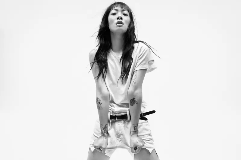 Rina Sawayama o ipabola letšolong la Calvin Klein Blank Canvas nakong ea selemo sa 2021.