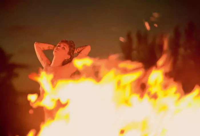 Kroz vatru, Miley Cyrus ide u toplesu